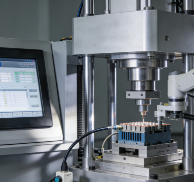 工業(yè)觸摸一體機電堆組裝壓機中的應用